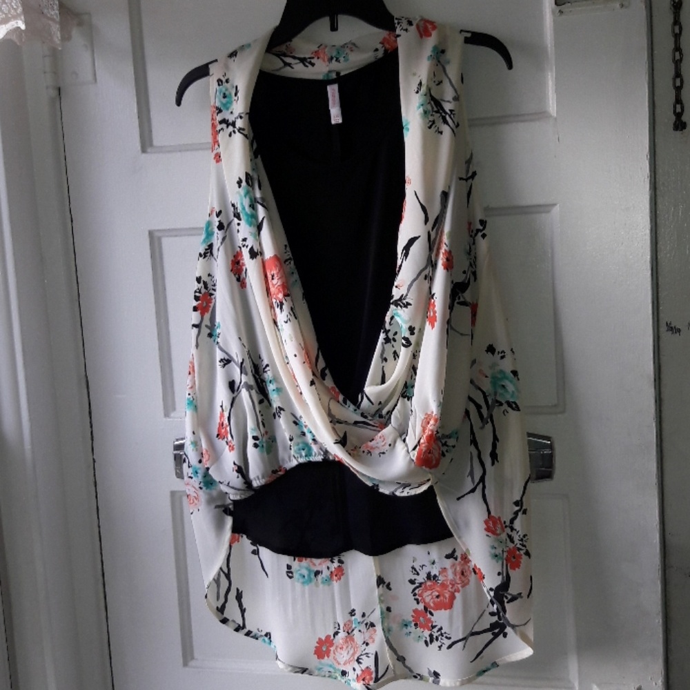 Xhilaration Floral sleeveless top